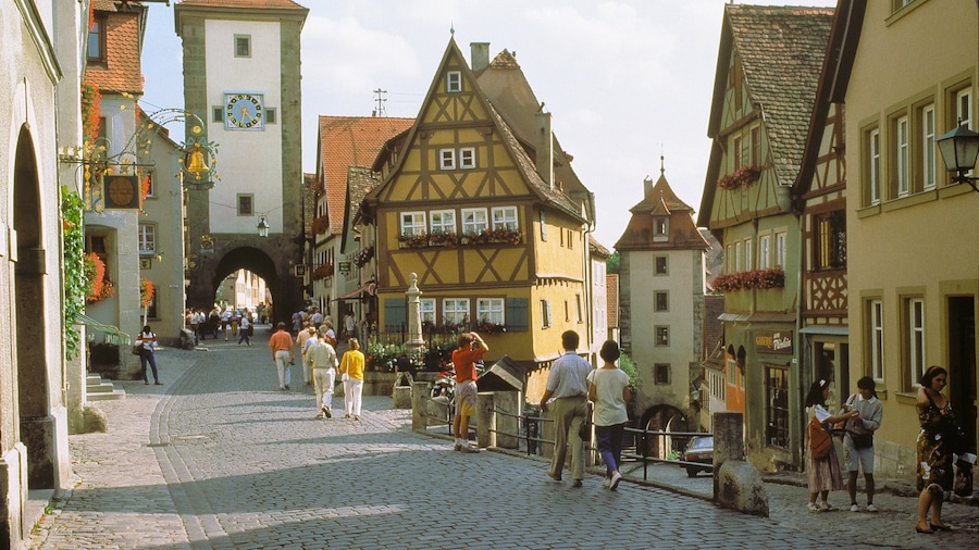 Rothenburg ob der Tauber som omfatter historiske bygningsværker og gadeliv såvel som en stor gruppe mennesker