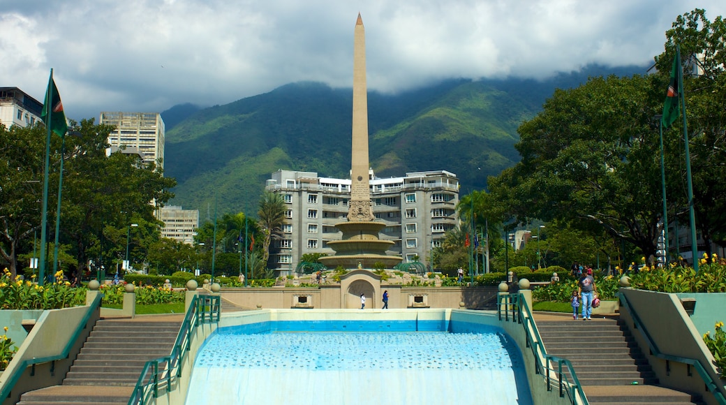 Piazza Altamira che include città e monumento