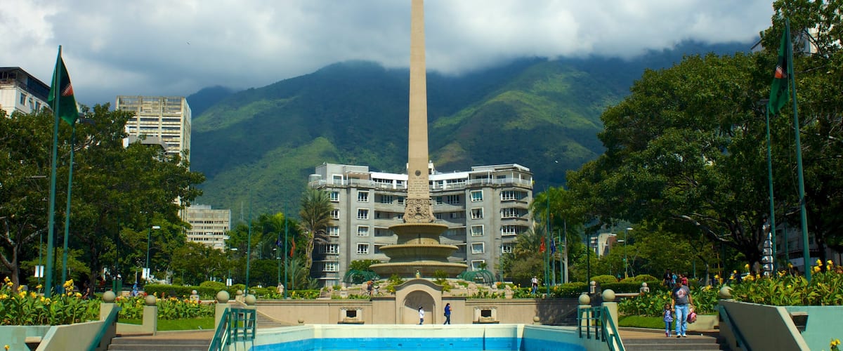 Altamira Square featuring a city and a monument