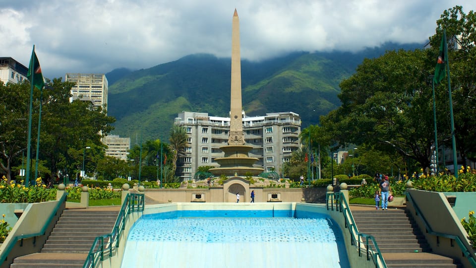 Piazza Altamira che include città e monumento