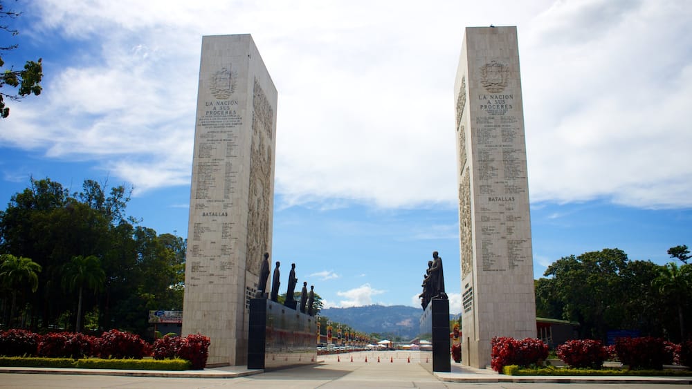Proceres Promenade showing a memorial and a monument