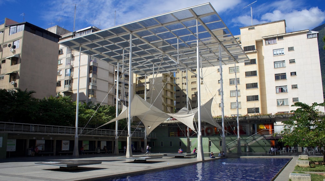 Sierra del Norte mostrando un parque o plaza y arquitectura moderna