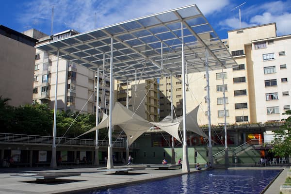 Nördliche Gebirge welches beinhaltet moderne Architektur und Platz oder Plaza