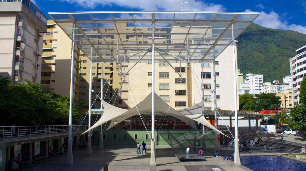 Caracas que incluye una plaza y arquitectura moderna