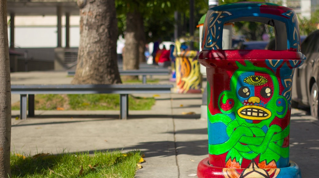 Caracas showing outdoor art