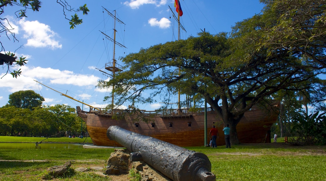 Parque del Este mostrando artículos militares y un jardín