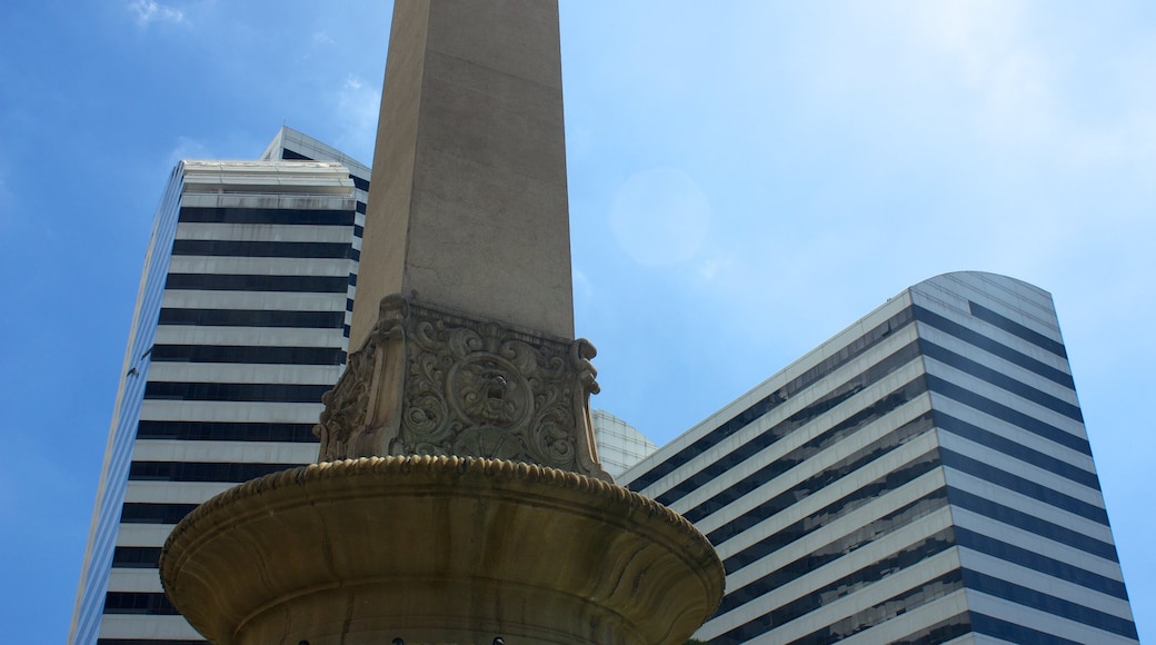 Plaza Altamira que incluye una ciudad