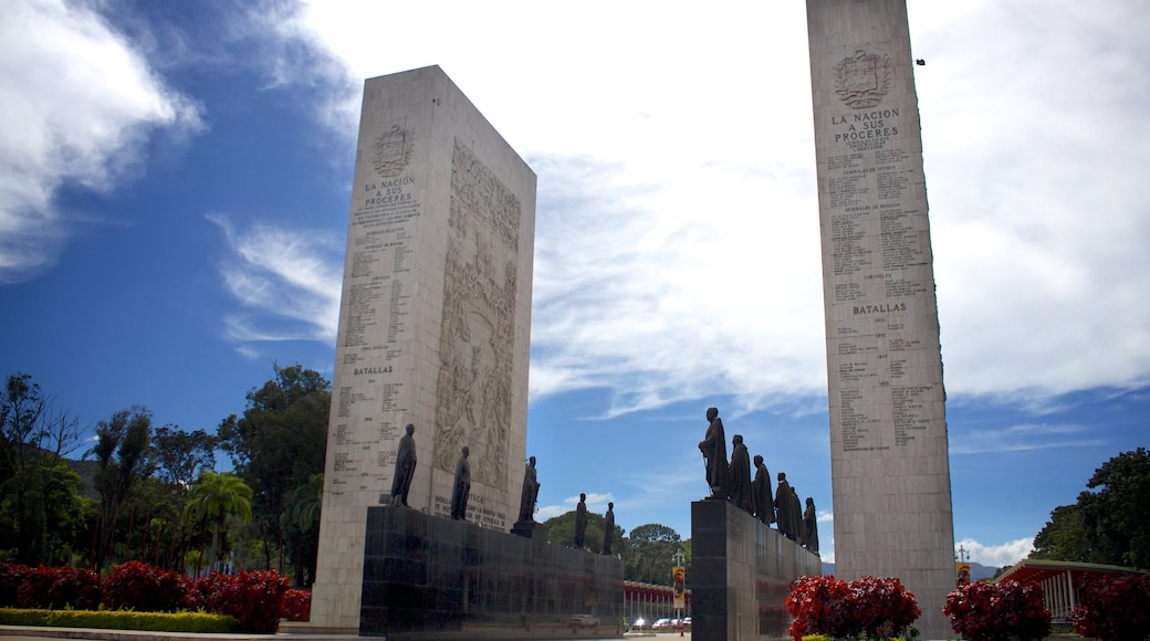 Paseo Los Proceres ofreciendo un monumento