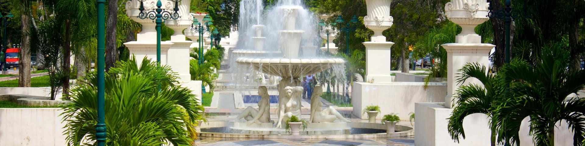 Proceres Promenade featuring a fountain