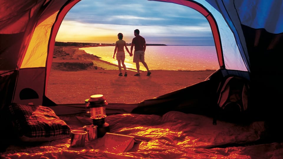 Nuevo Brunswick que incluye un atardecer, camping y una playa