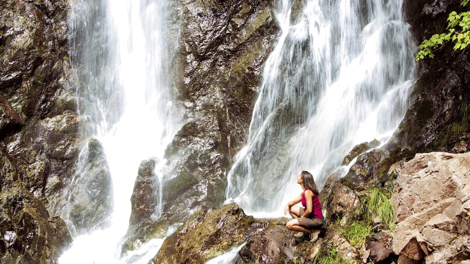 Nuevo Brunswick ofreciendo una catarata y también una mujer