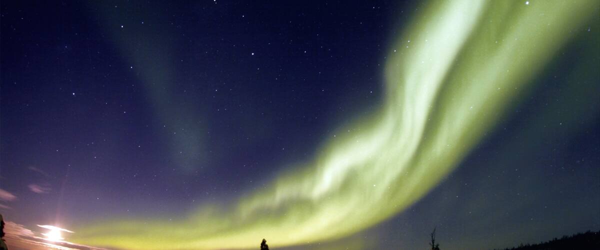 Territorios del Noroeste mostrando escenas nocturnas y auroras boreales