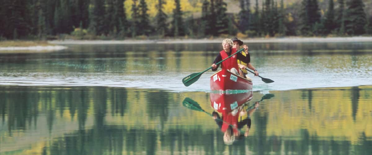 Yukón mostrando un lago o abrevadero y kayak o canoa
