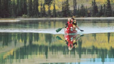 Yukón mostrando un lago o abrevadero y kayak o canoa