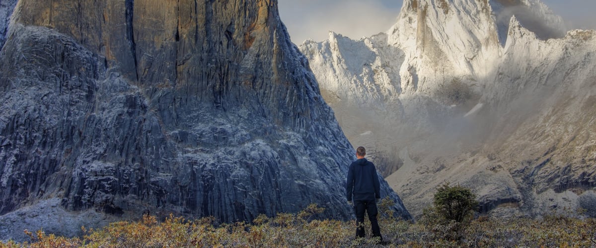 Yukon qui includes montagnes et neige aussi bien que homme