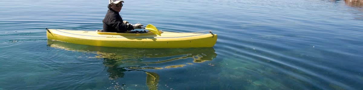 Nunavut mit einem Kajak- oder Kanufahren sowie einzelner Mann