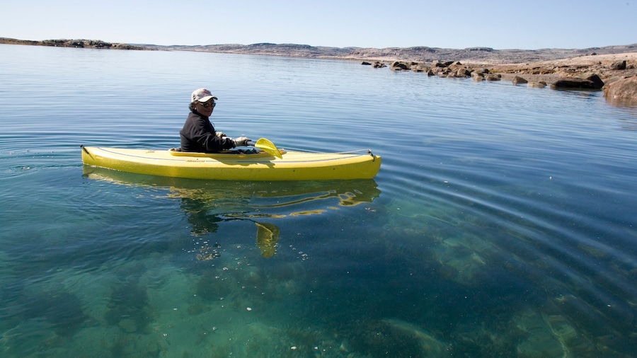 Nunavut som viser kajaksejlads eller kanosejlads såvel som en mand