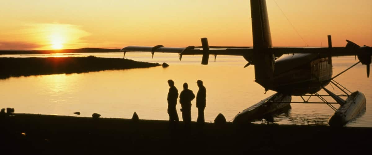 Nunavut og byder på flyvemaskine og en solnedgang såvel som en lille gruppe mennesker