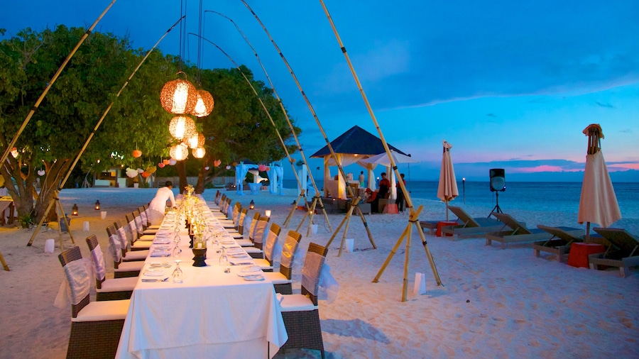 Gili Islands que incluye restaurantes, una playa y vista panorámica