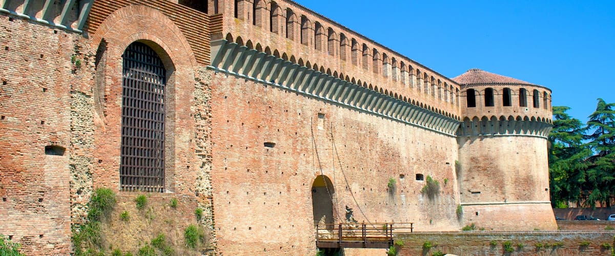 Imola mostrando castillo o palacio y patrimonio de arquitectura