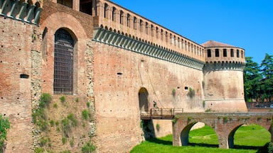 Imola mit einem Burg und historische Architektur