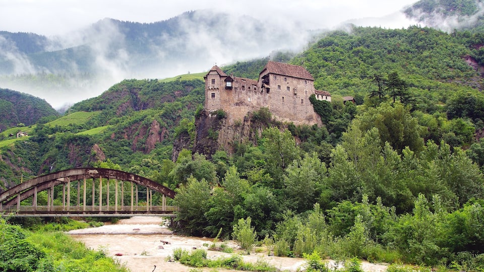 Bolzano showing a bridge, a castle and heritage architecture