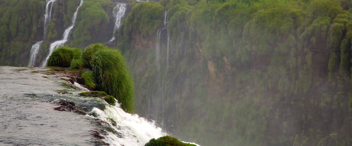 Iguazu which includes a waterfall