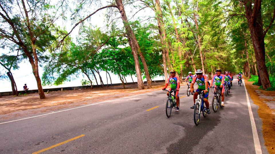 Rayong mostrando ciclismo de carretera y también un gran grupo de personas