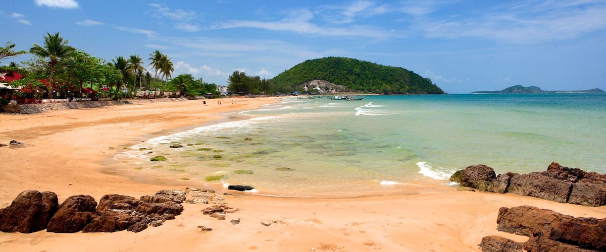 Chumphon showing a beach and tropical scenes