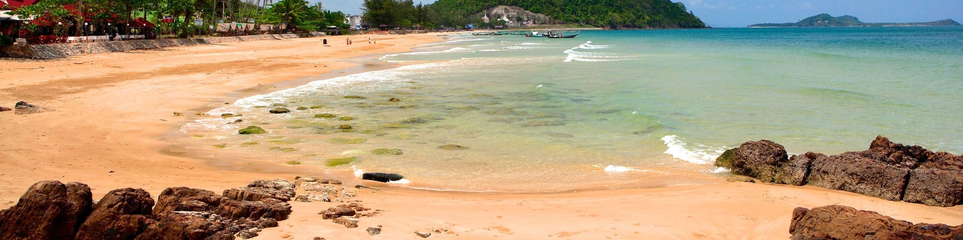 Chumphon showing a beach and tropical scenes