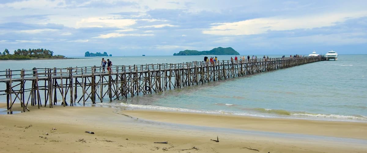 Chumphon showing a bridge and a beach