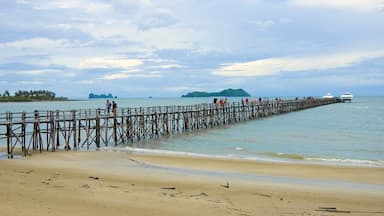 Chumphon mit einem Sandstrand und Brücke