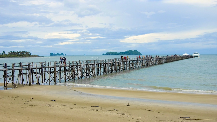 Chumphon che include ponte e spiaggia