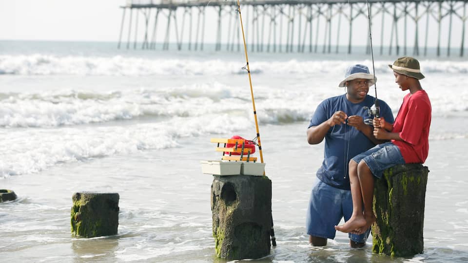 Carolina Beach mostrando pesca y también una familia