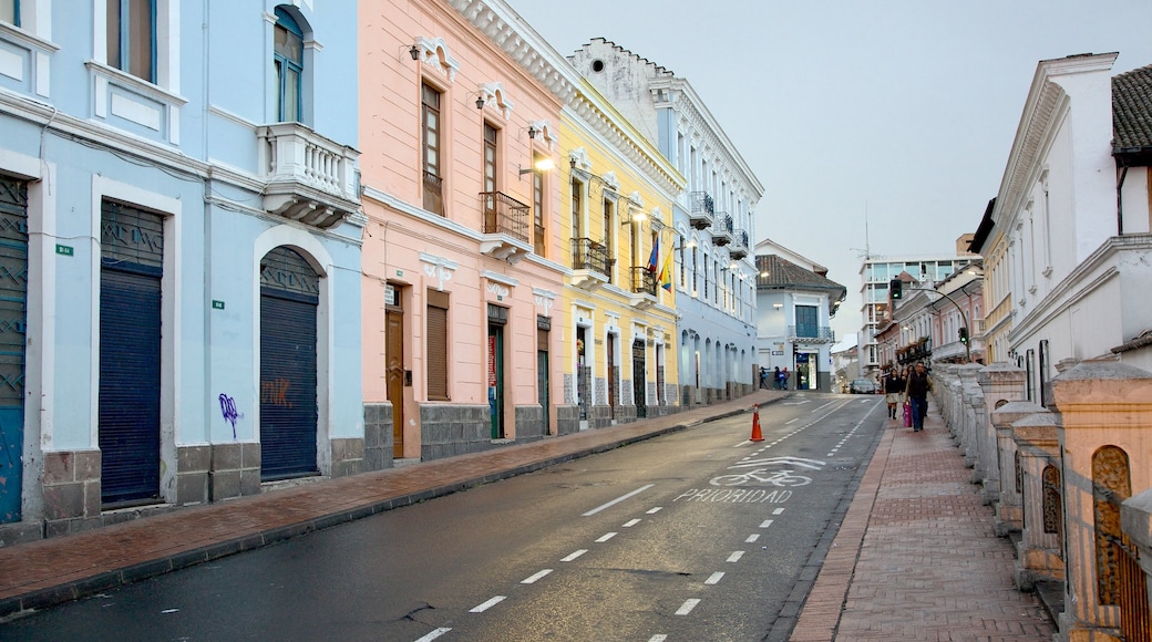 Quito som omfatter gadeliv, historiske bygningsværker og en lille by eller en landsby