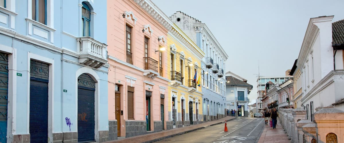 Quito que incluye una pequeña ciudad o pueblo, escenas urbanas y patrimonio de arquitectura