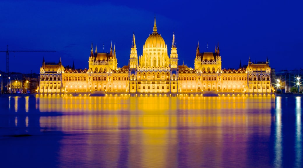 Ungarn welches beinhaltet historische Architektur, bei Nacht und Palast oder Schloss