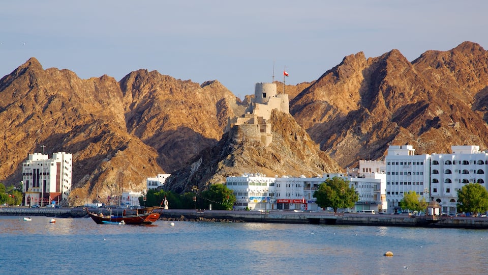 Oman mettant en vedette ville côtière