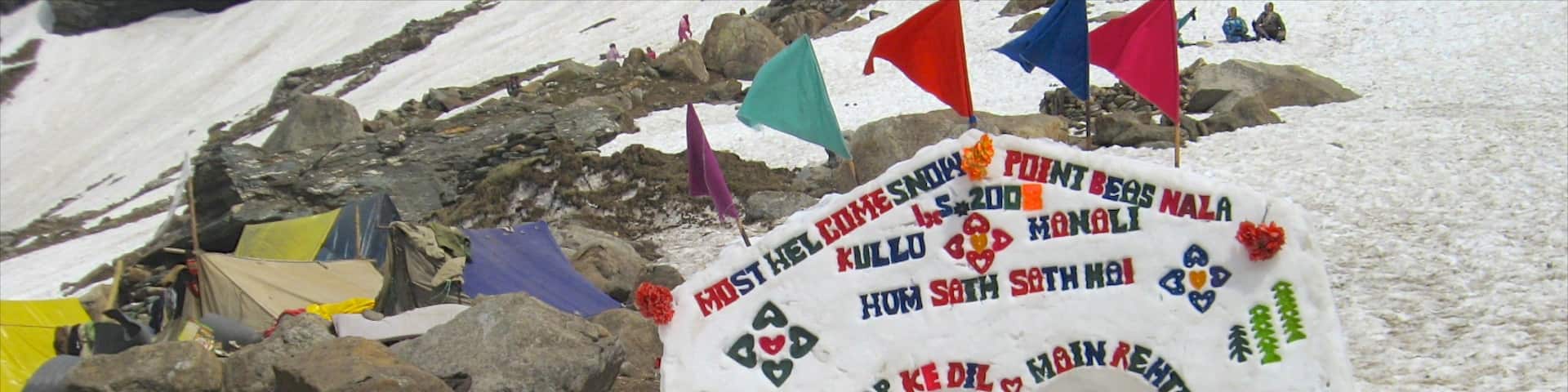 Manali showing outdoor art, signage and snow