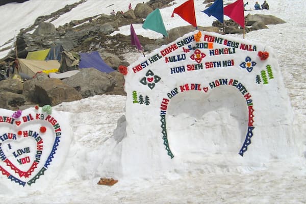 Manali das einen Beschilderung, Schnee und Outdoor-Kunst