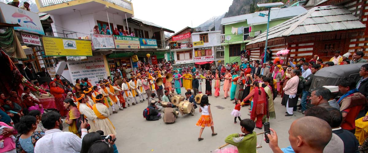 Manali featuring street scenes, street performance and performance art