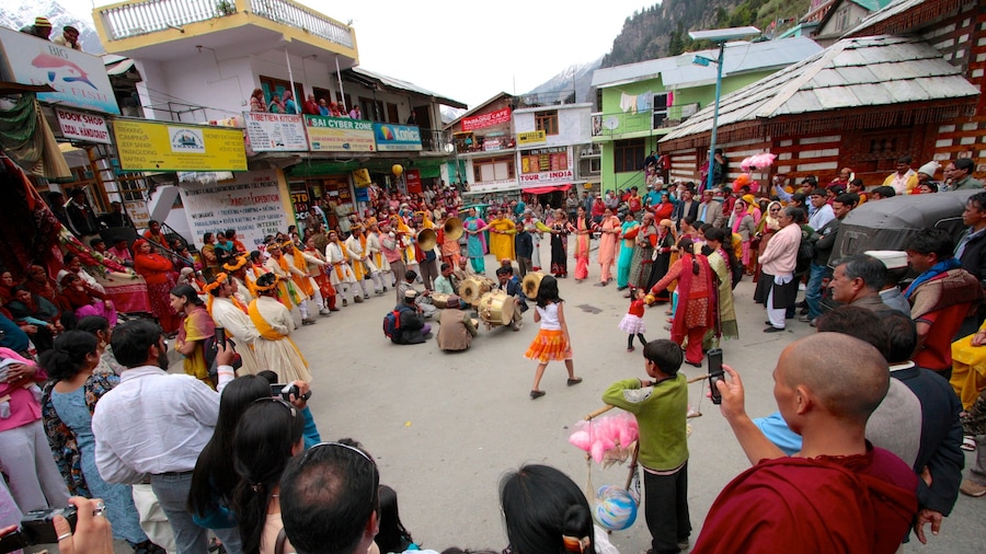 Manali que incluye escenas cotidianas, acciones artísticas y actuación callejera