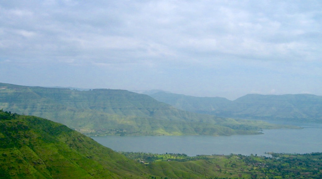 Mahabaleshwar showing a lake or waterhole