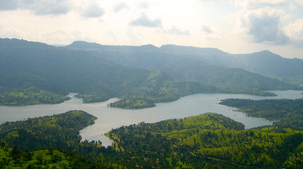 Mahabaleshwar que inclui um lago ou charco e florestas