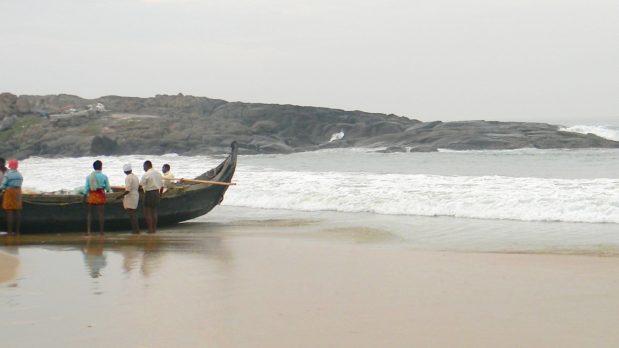 Kovalam ofreciendo vistas generales de la costa y cultura indígena