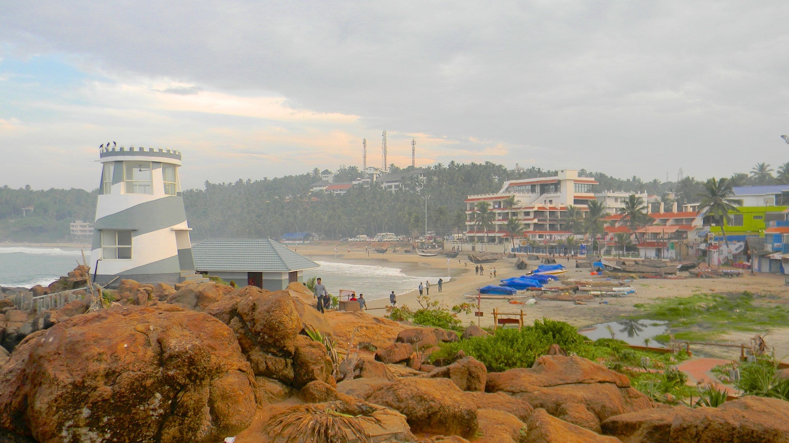 Kovalam ofreciendo una ciudad costera y un faro