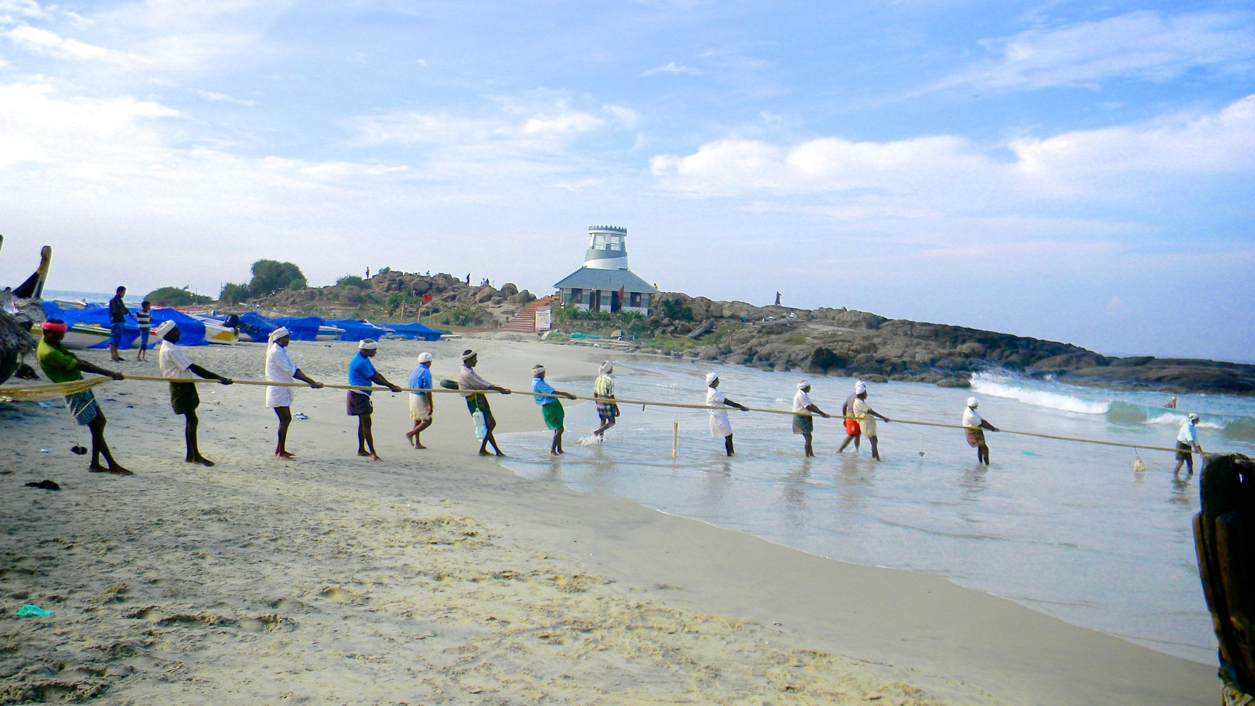 Kovalam mostrando una playa y también un gran grupo de personas