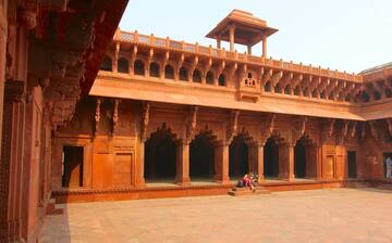 Visit Agra Fort in Rakabganj | Expedia