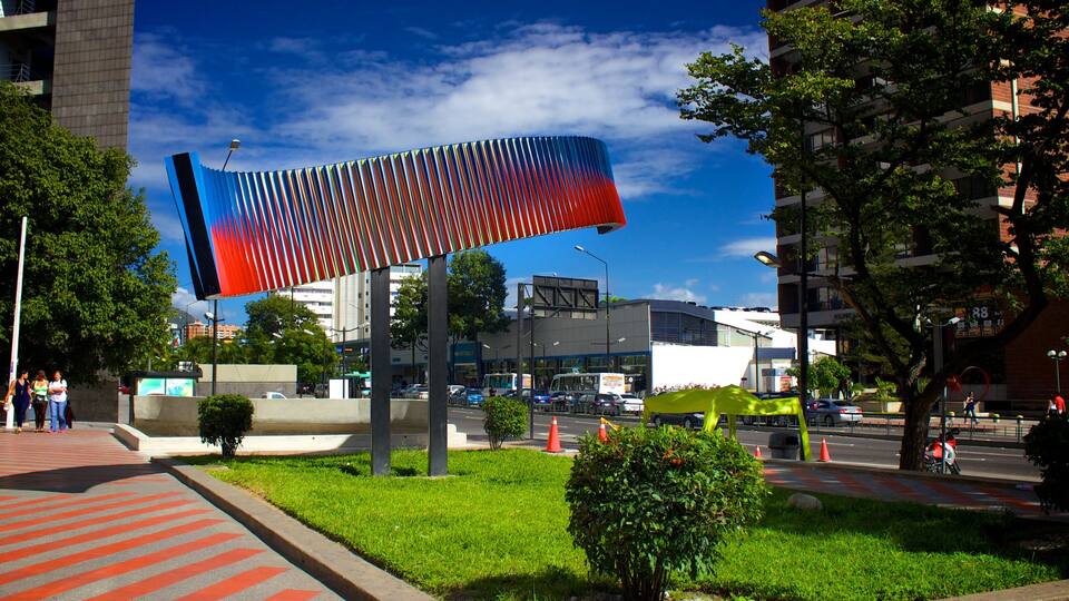 คารากัส ซึ่งรวมถึง ศิลปะกลางแจ้ง และ สถาปัตยกรรมสมัยใหม่