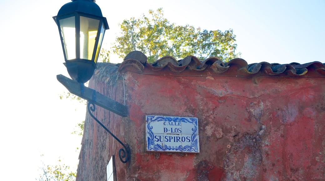 Calle de los Suspiros ofreciendo señalización